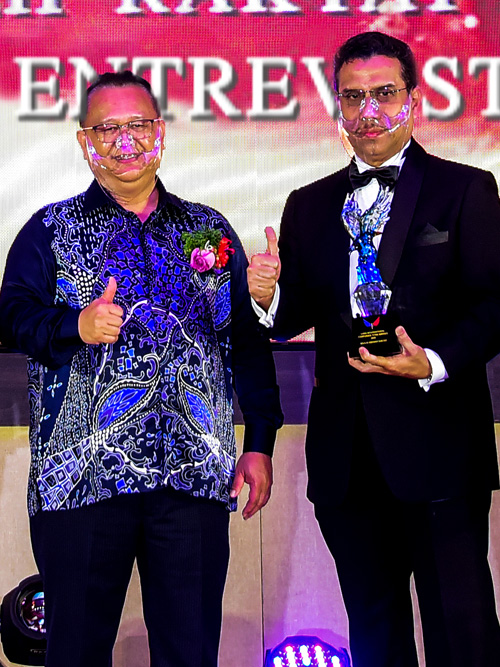 Business Award Malaysia | LICTA 2021 - Invitation to Nominate | Lang International Corporate Titan Award (LICTA) | Business Award Malaysia mara award presenting 500x667 1 | LICTA 2021 - Invitation to Nominate | Lang International Corporate Titan Award (LICTA) | Business Award Malaysia